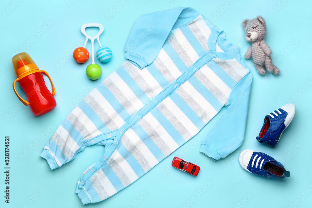 彩色背景的婴儿服装和配饰