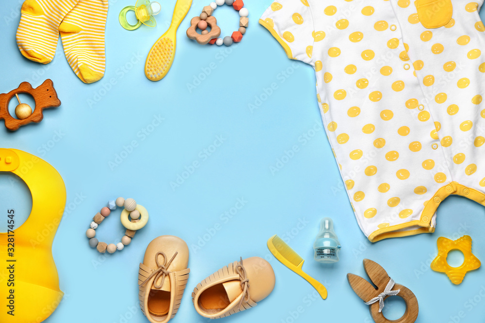 由婴儿衣服和配饰制成的框架，颜色背景