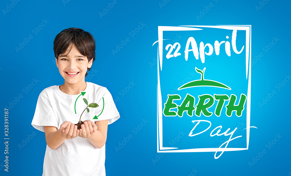 小男孩在彩色背景上拿着泥土和植物。地球日庆祝活动