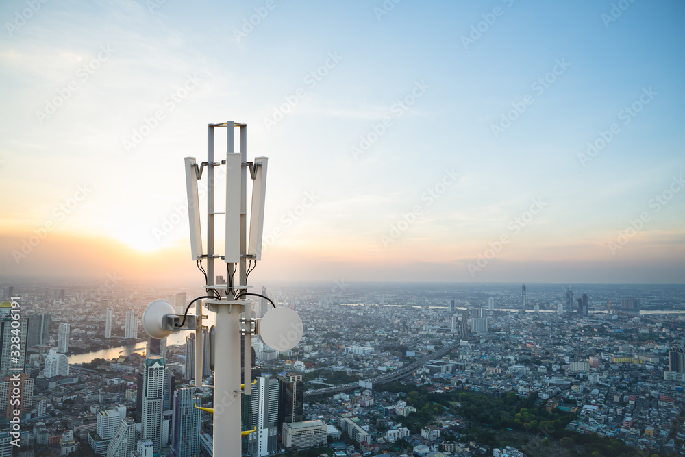 城市背景下带有5G蜂窝网络天线的电信塔