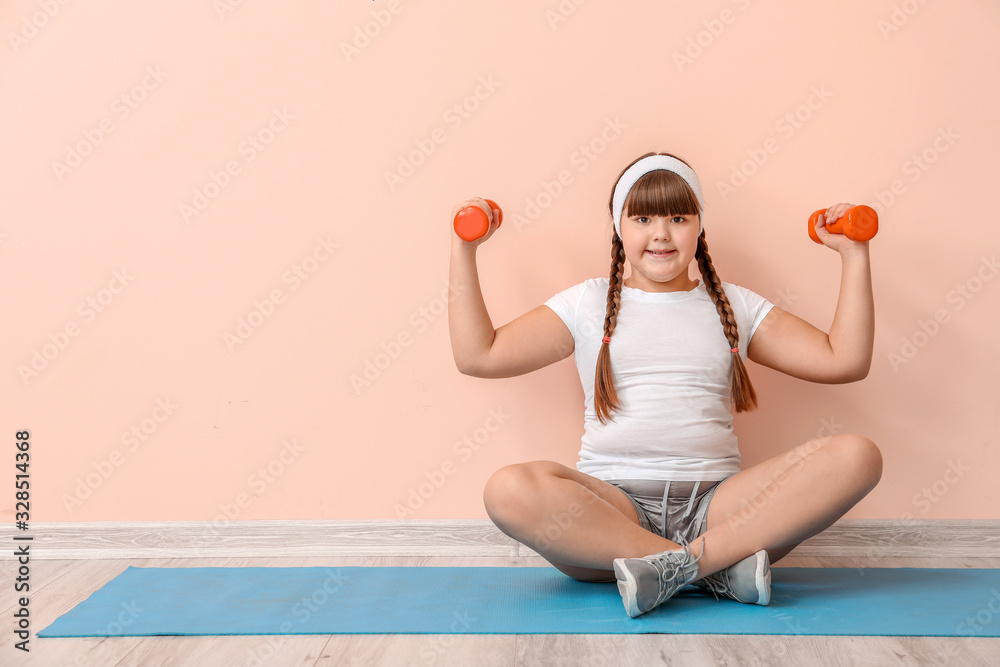 超重女孩在彩色墙附近锻炼