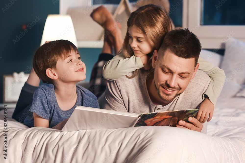 父亲和他的孩子们在家里读睡前故事