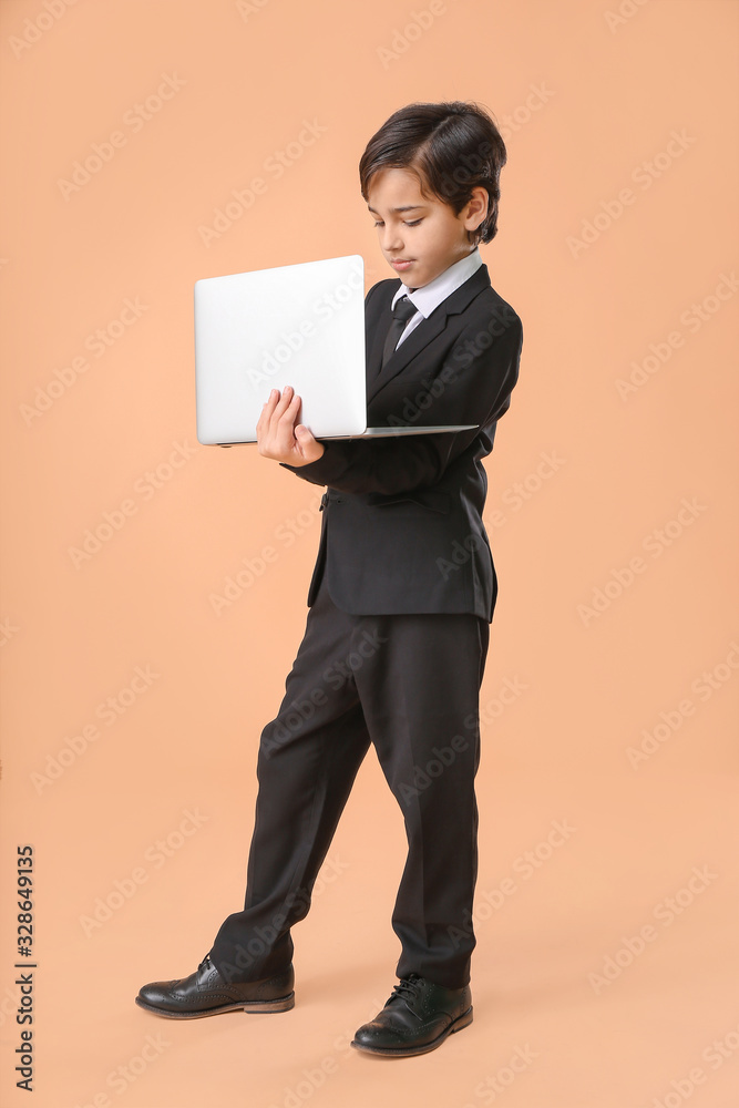 彩色背景笔记本电脑的小商人