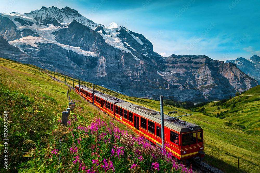 电动客运列车和瑞士少女峰雪山背景