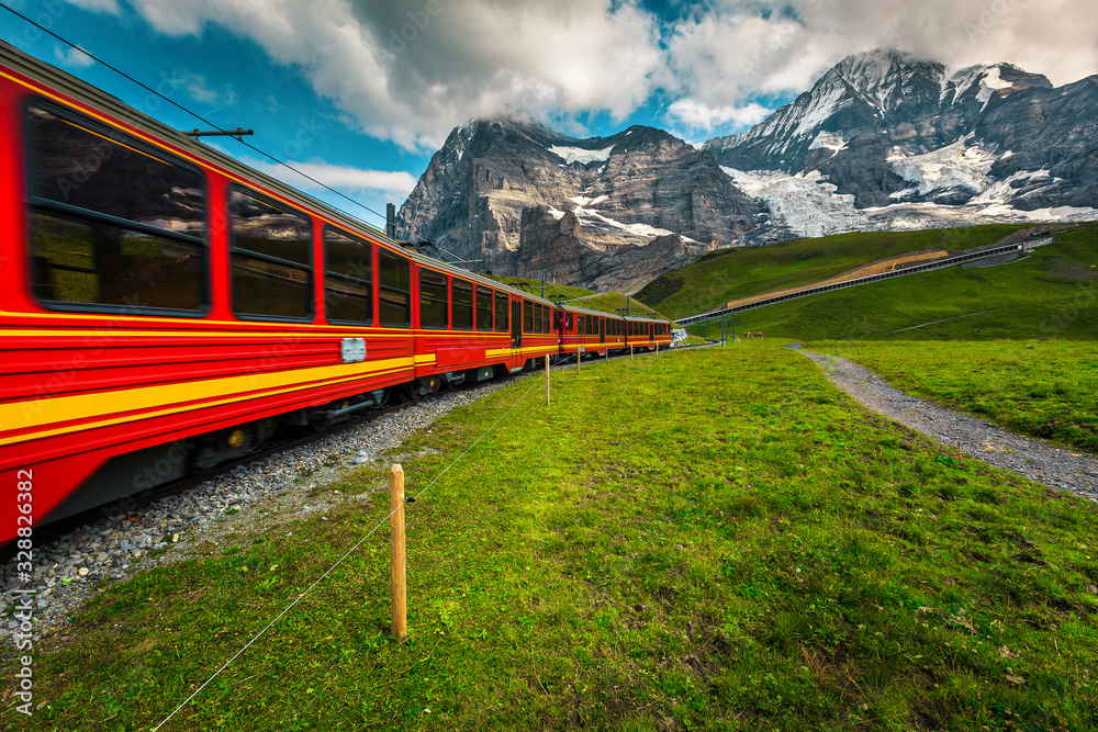 Cogwheel旅游列车和瑞士少女峰雪山背景