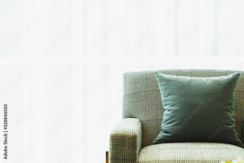 现代沙发上柔软舒适的米色枕头，壁纸墙套背景家居设计概念