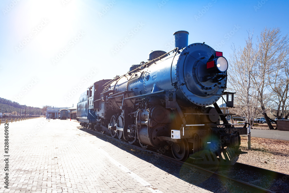 美国亚利桑那州车站旧蒸汽熨斗大型机车正面图