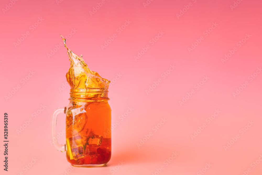 梅森罐冷茶，颜色背景上有飞溅物