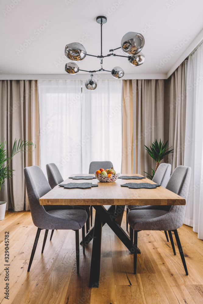 现代公寓中带木桌和地板的餐厅。