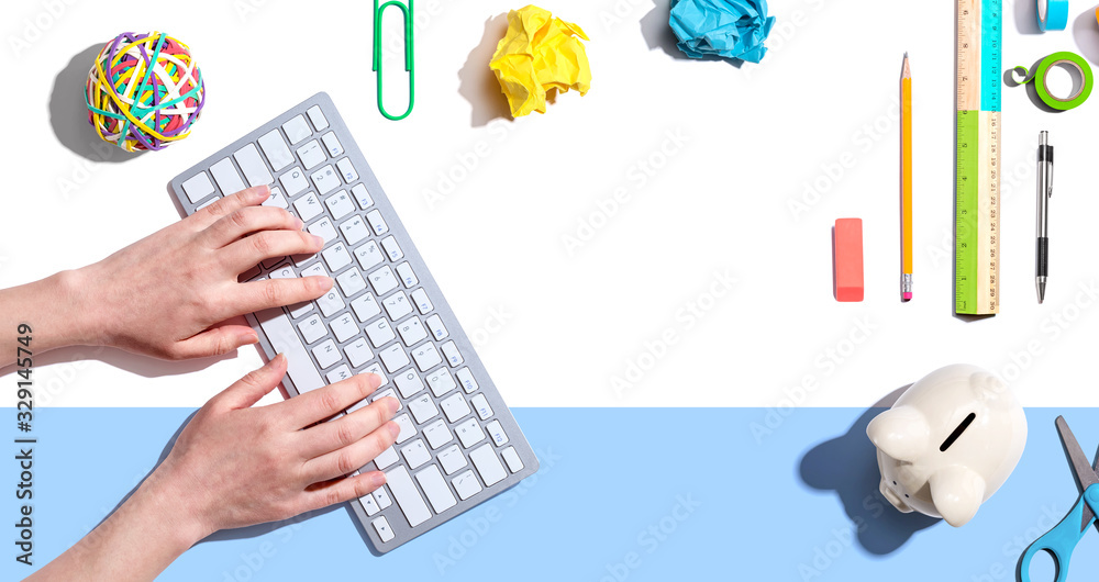 女性使用电脑键盘-俯视图