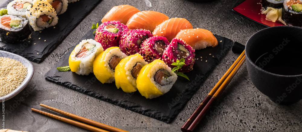 日本寿司。Maki and rolls with tuna，三文鱼，虾，螃蟹和鳄梨。assorte俯视图