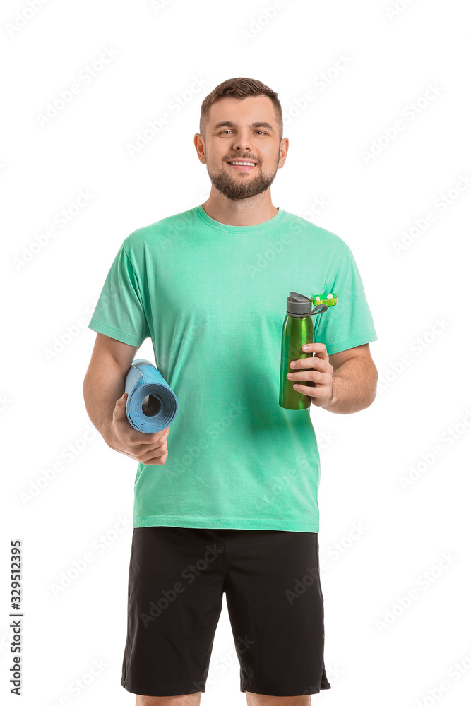 运动型年轻人，白底瑜伽垫和一瓶水