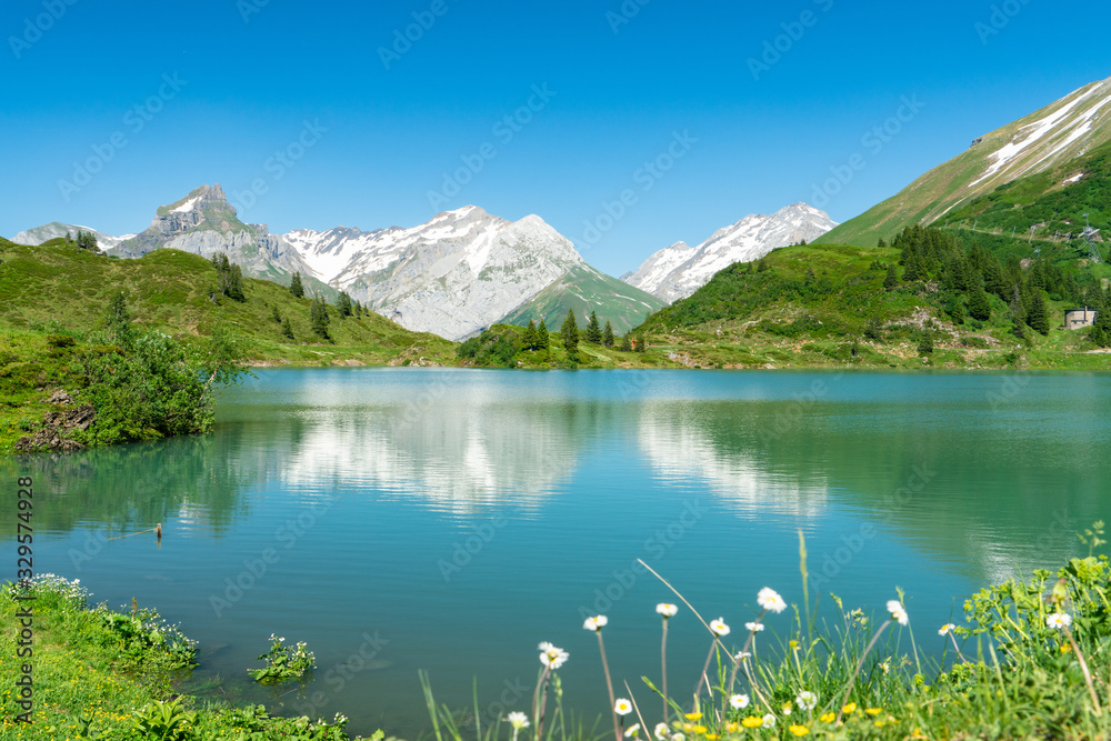 蓝天下的雪山和湖泊全景；美丽的自然风光