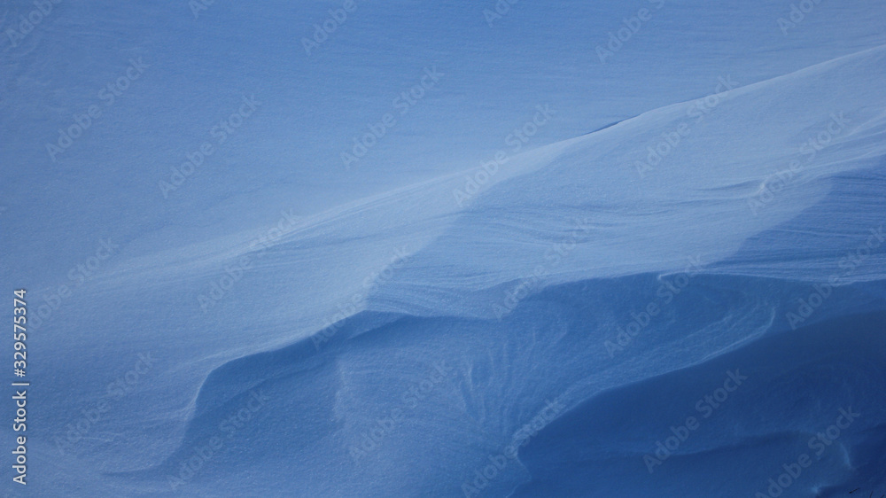 白雪覆盖的沙丘；经典的蓝色色调