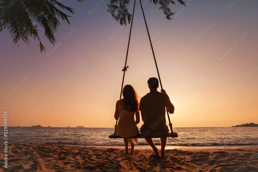 蜜月旅行，日落海滩上浪漫情侣的剪影，海边的热带度假，马