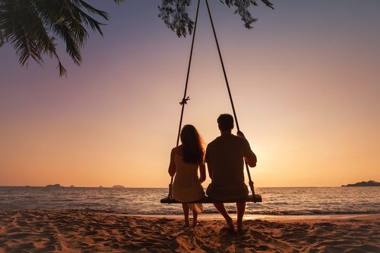 蜜月旅行，日落海滩上浪漫情侣的剪影，海边的热带度假，马