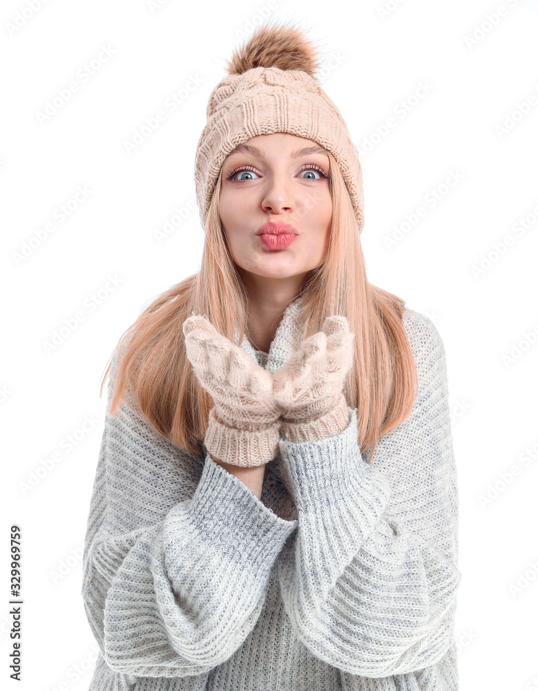 白底暖毛衣、戴帽子、戴手套的年轻女子