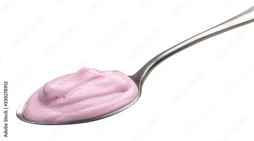 白底分离的勺子里的蓝莓酸奶