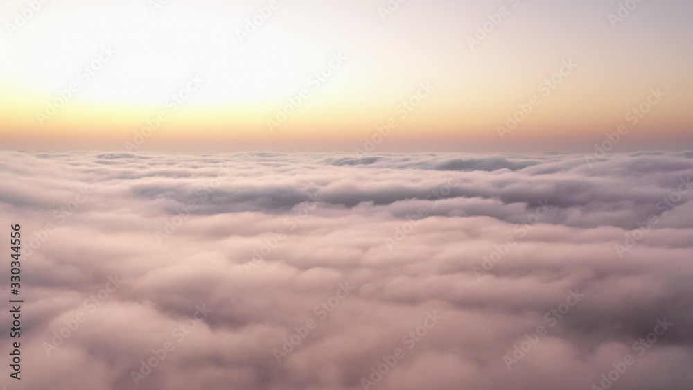 阿拉伯联合酋长国阿布扎比利瓦沙漠空旷地带，一架无人机在雾云上方飞行的鸟瞰图