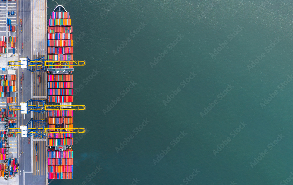 4K，航拍镜头集装箱船用码头起重机运送进出口集装箱箱，Global bu