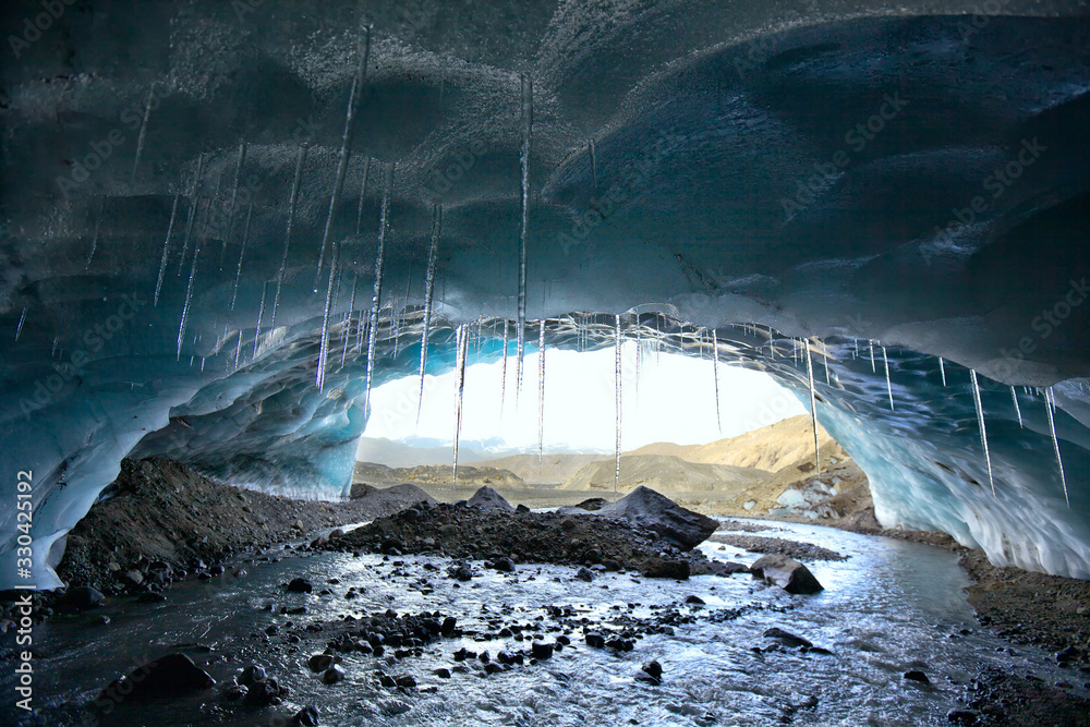 冰岛埃亚菲亚德拉冰川下的冰洞和河流