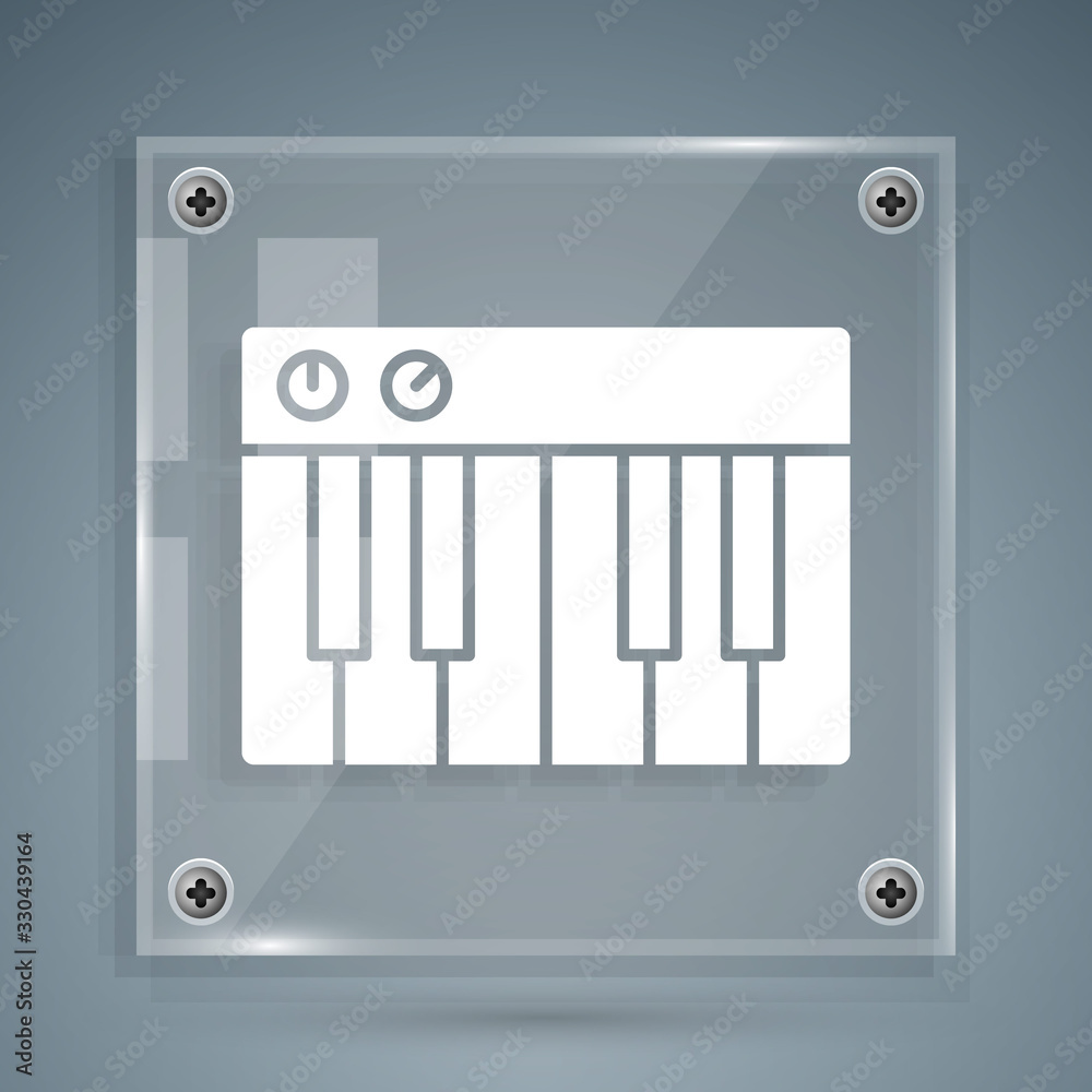灰色背景上隔离的白色音乐合成器图标。电子钢琴。方形玻璃面板。Vec
