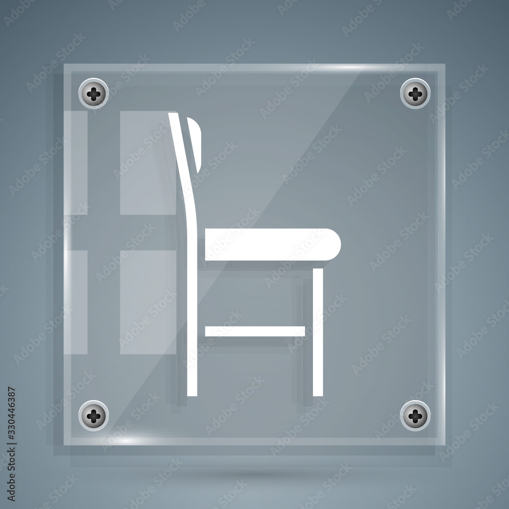 灰色背景上隔离的白色椅子图标。方形玻璃面板。矢量插图