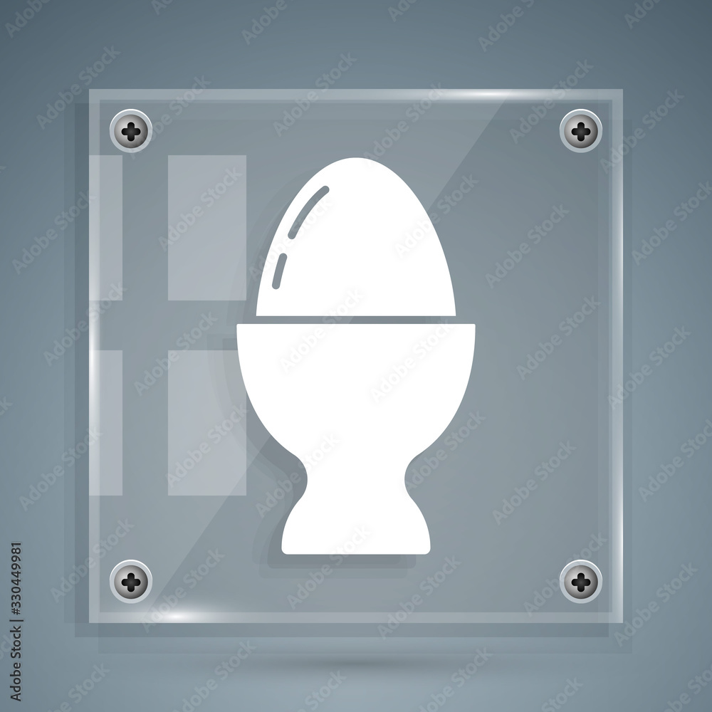 白色复活节彩蛋放在灰色背景上的独立图标上。复活节快乐。方形玻璃面板。面纱