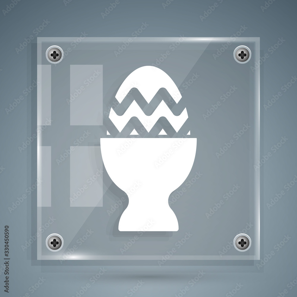 白色复活节彩蛋放在灰色背景上。复活节快乐。方形玻璃面板。面纱