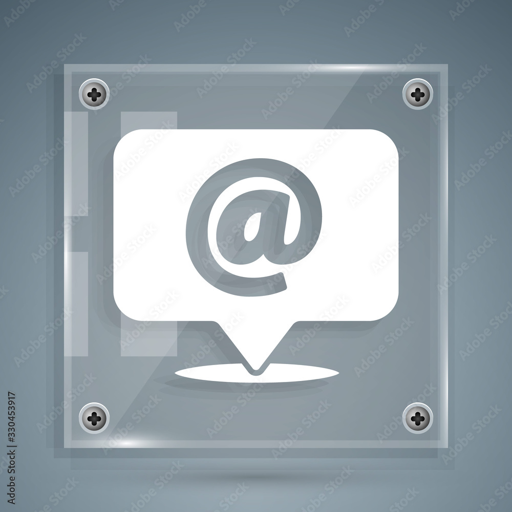 白色邮件和电子邮件图标在灰色背景上隔离。信封符号电子邮件。电子邮件标志。