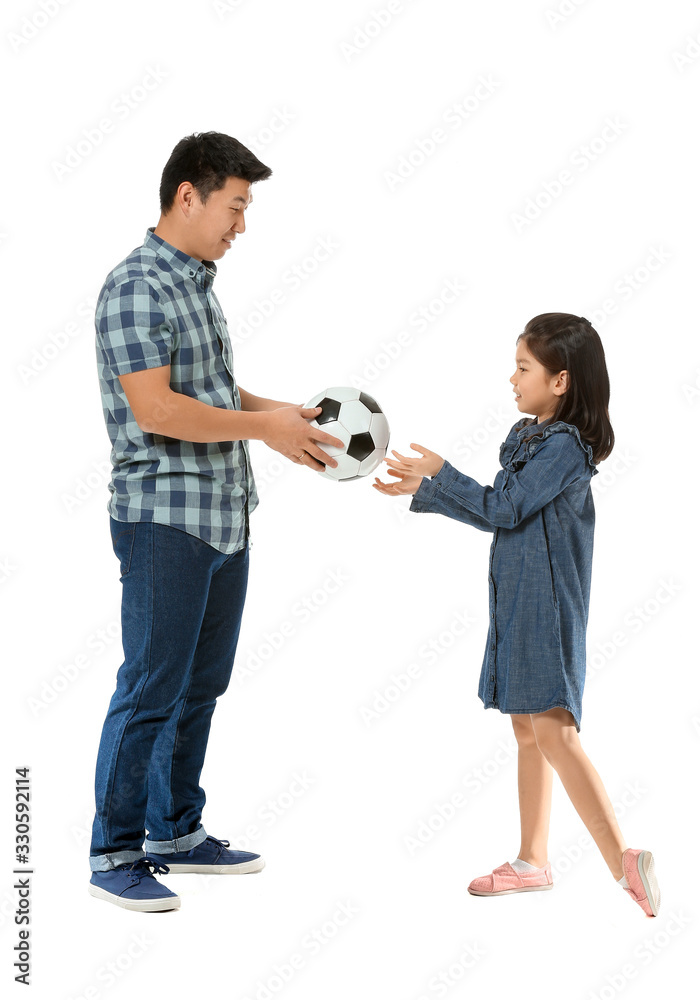 快乐的亚洲男人和他的小女儿，白底球
