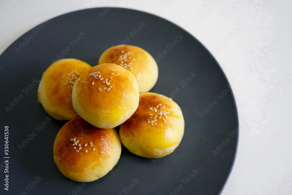 中式甜点：一盘豆沙小面包。一盘小面包上的中式早餐