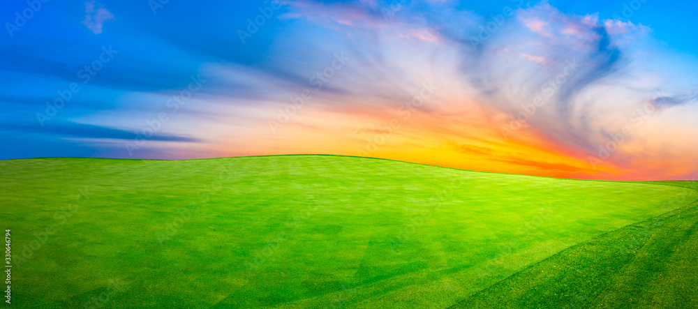 落日余晖，绿草如茵，色彩缤纷的天空云朵，一览无余。