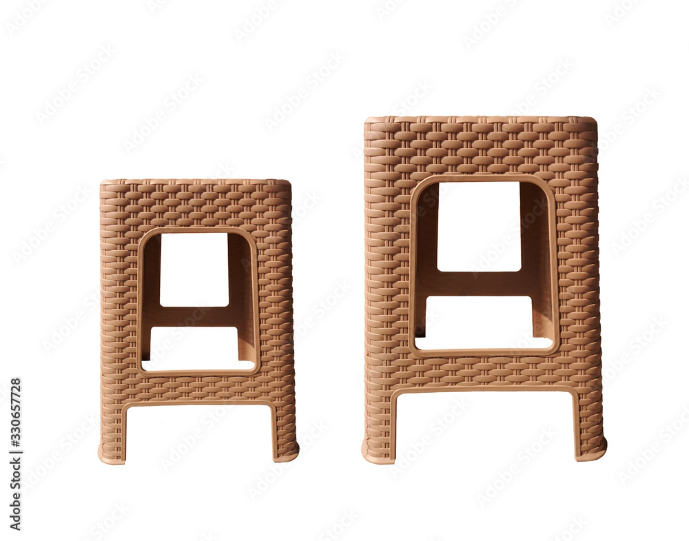 白色背景下的棕色编织椅子