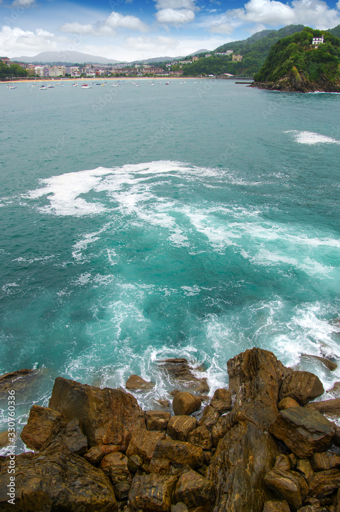海浪冲击海湾岩石