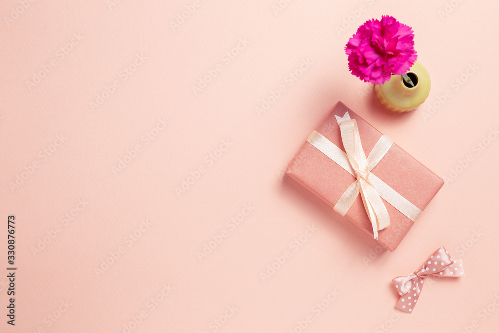 粉色背景康乃馨花礼盒。周年纪念概念，平面布置，俯视图，复制水疗中心