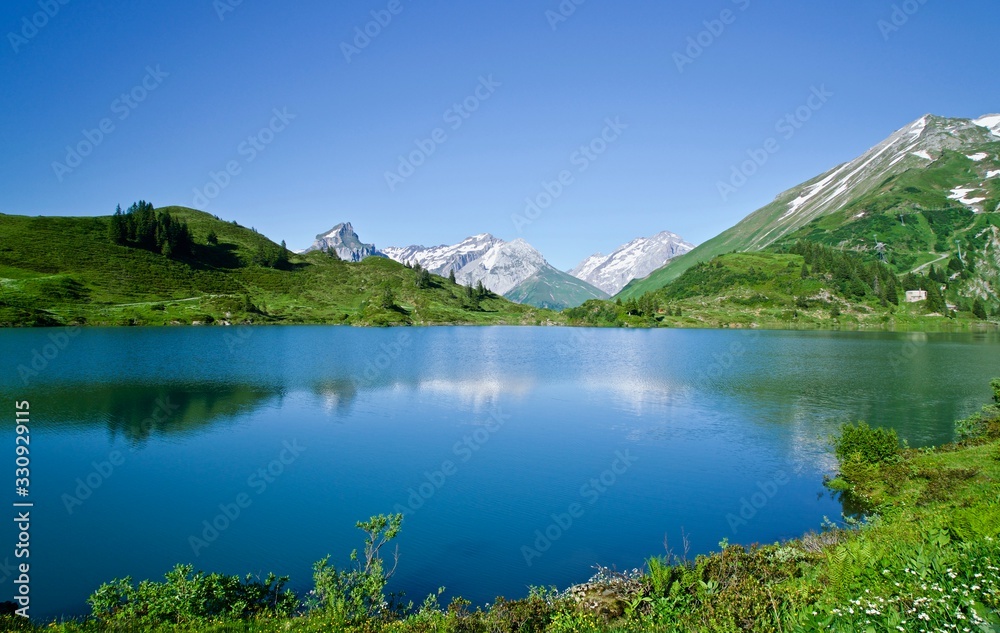 蓝天下美丽的高山湖泊和雪山