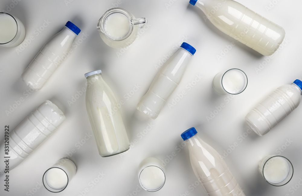 乳制品包装、白色背景牛奶瓶和玻璃杯，俯视图