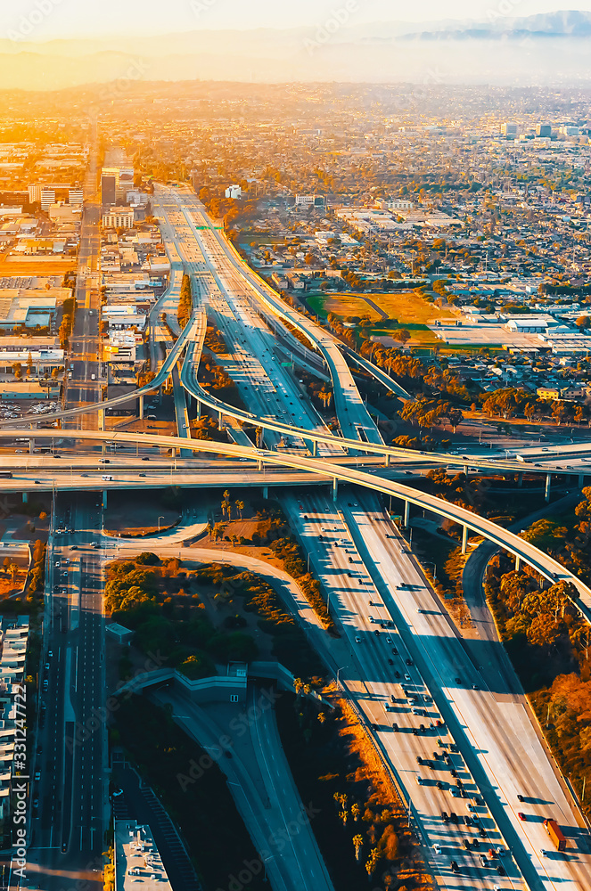 加利福尼亚州洛杉矶高速公路上的交通鸟瞰图
