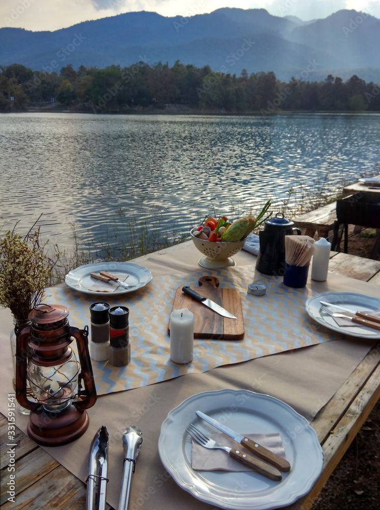 晚餐木桌露营风格，晚上湖边气氛不错。