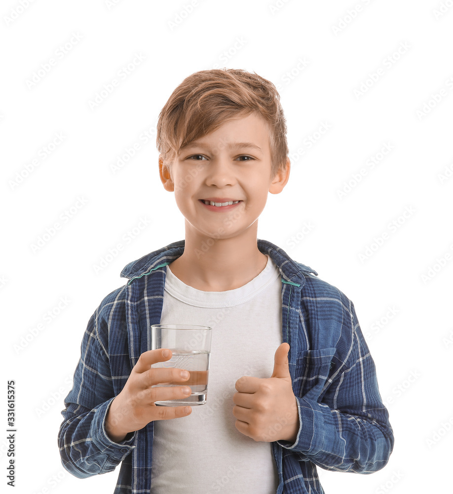可爱的小男孩，白色背景上有一杯水，大拇指向上