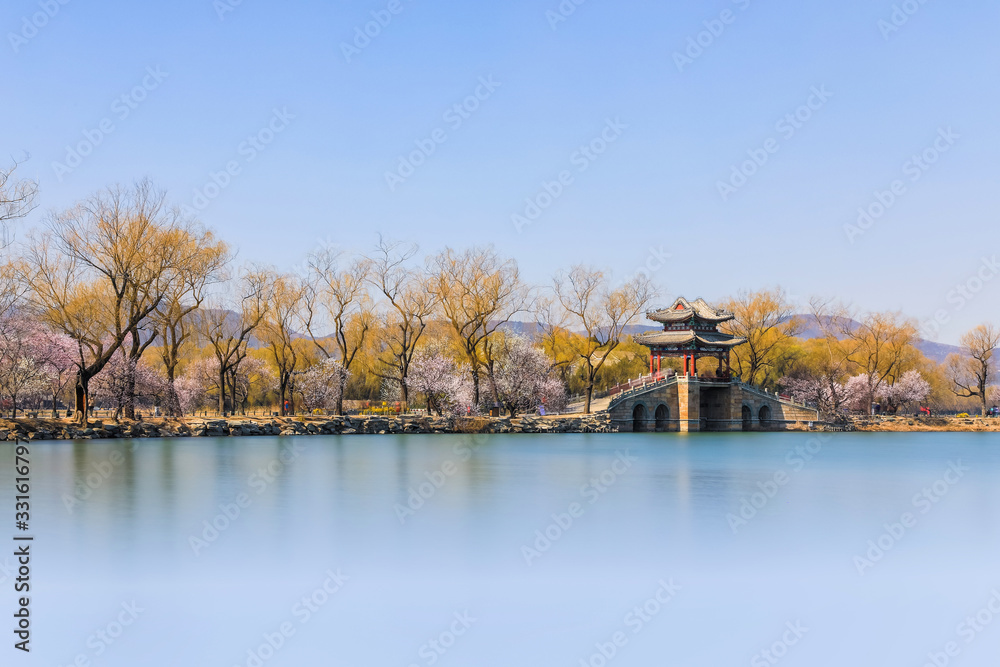 中国北京颐和园昆明湖西岸之泉。北京颐和园之泉