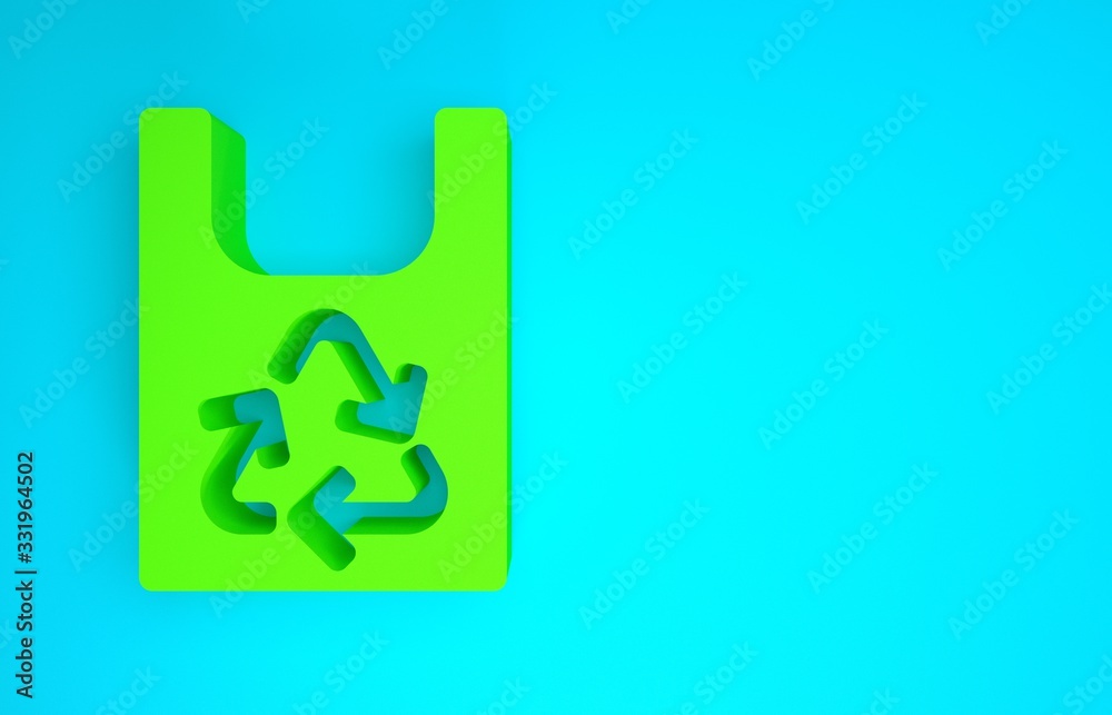 蓝色背景上带有回收图标的绿色塑料袋。带有回收符号的袋子。Minimali