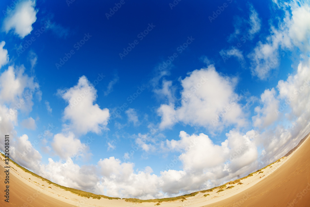 加州沙滩上的云景-宽鱼眼鸟瞰图