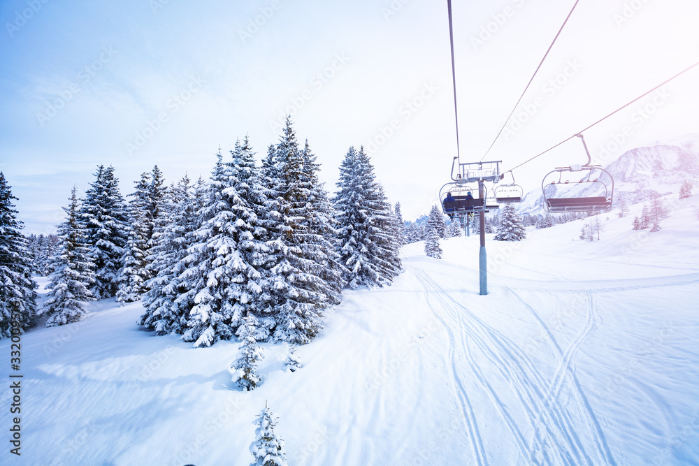 高山滑雪缆车附近的大雪后，冬季冷杉和松林被雪覆盖