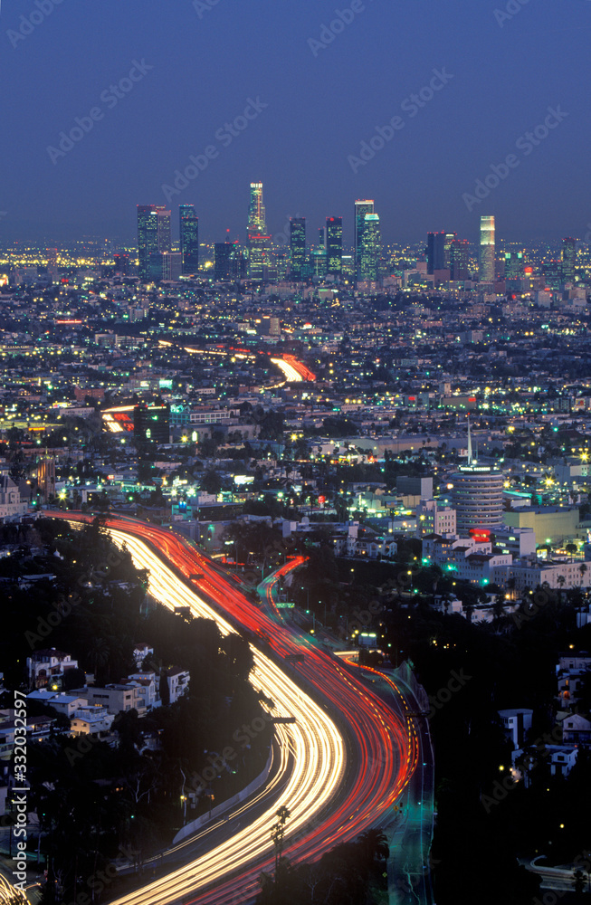 好莱坞高速公路和加州洛杉矶穆赫兰道的城市景观