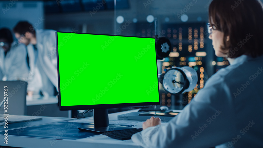 肩上投篮：女IT科学家使用绿色实体屏幕电脑。背景技术