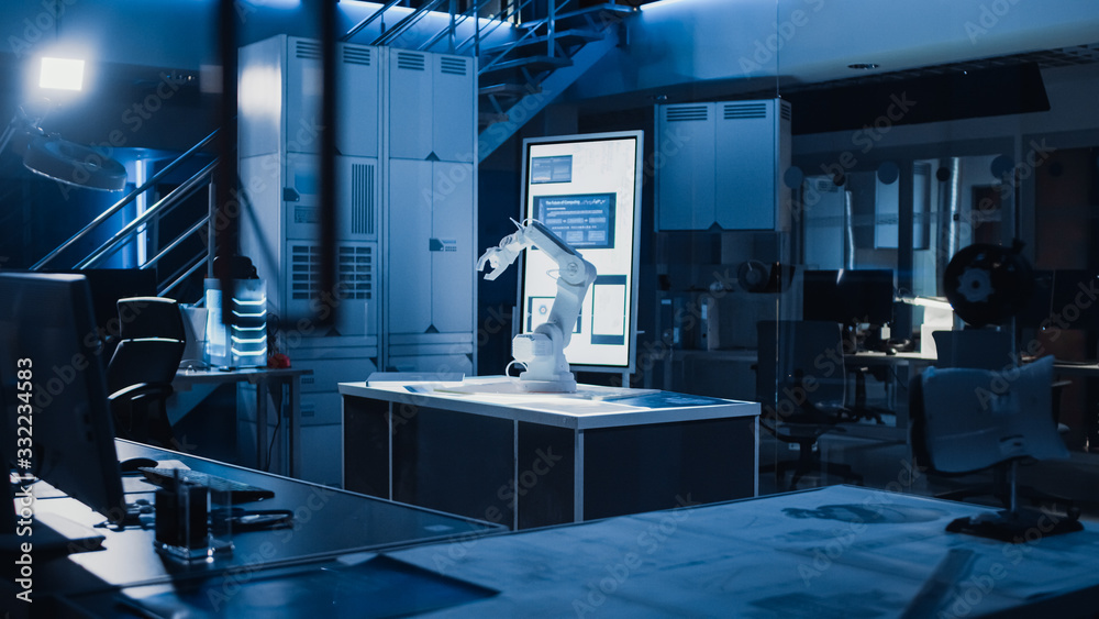 在工业机器人设计研究实验室：机器人手臂原型站在De上发光