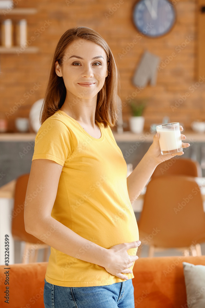 漂亮孕妇在家喝牛奶