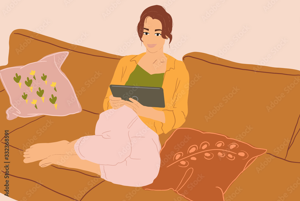 家里沙发上拿着数字平板电脑的女人。平面卡通风格的彩色矢量插图